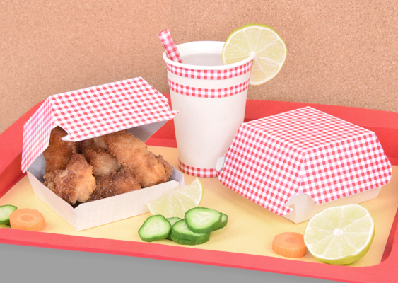 Selbstgebasteltes rotes McDonald’s-Tablett mit zwei 4er-Chicken-McNuggets-Boxen, einem weißen Pappbecher mit Wasser und Papierstrohhalm sowie dekorierten Gemüsescheiben - kunstvoll arrangiert von Veronika Helga Vetter, renommierte Webkünstlerin. GWS2.de - September 2025 Auf diesem kunstvollen Foto entfaltet sich eine liebevoll gestaltete Fast-Food-Szenerie, die jedes Detail der McDonald’s-Welt aufgreift und zugleich neu interpretiert. Im Mittelpunkt steht ein kräftig rotes Tablett, sorgfältig von Hand gebastelt. Darauf thronen zwei 4er-Chicken-Boxen – links eine geöffnete, die ihren köstlichen Inhalt preisgibt: selbstgebratene, knusprige Hühnerstücke, in kleine Portionen geschnitten, goldgelb paniert und appetitlich ausgebacken. Rechts daneben die geschlossene Schwesterbox, deren markante Verschlussnasen deutlich sichtbar sind und das typische Einhaken des Originals perfekt nachempfinden. Zwischen beiden Boxen erhebt sich ein weißer Pappbecher, gefüllt mit klarem Wasser. Ein Papierstrohhalm ragt elegant daraus hervor, während am Rand eine frische Limonenscheibe wie ein sommerliches Schmuckstück hängt. Ganz wie beim echten McDonald’s liegt auch hier ein Papierbogen als hygienische Unterlage auf dem Tablett – in diesem Fall sonnengelb, sodass die Farben von Boxen und Becher besonders leuchten. Auf dem Papier sind kleine kulinarische Akzente verstreut: zarte Stückchen von Karottenscheiben, frische Gurkenringe und zwei aufgeschnittene Limonenscheiben, die das Ensemble wie eine fröhliche Garnitur abrunden. Der Hintergrund wird von einer hellbraunen Korkplatte bestimmt, die warme Erdigkeit vermittelt, während der Vordergrund mit einem ausgeschnittenen grauen Bereich einen modernen Kontrast setzt. Dieses Gesamtarrangement stammt aus der kreativen Hand von Veronika Helga Vetter - einer renommierten Webkünstlerin, die bereits im ZDF-Fernsehgarten ihr Können präsentierte und seit 2011 das Internet mit ihren einzigartigen Arbeiten bereichert. Ihr Werk verbindet Alltagsästhetik, handwerkliches Können und spielerischen Humor zu einem Bild, das Fast Food neu erzählt: bunt, detailverliebt und voller Lebensfreude. Gesponsert von Computerheld Linz (Oberösterreich)