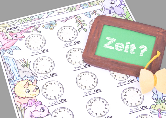 Die Zeit zum Lernen ist gekommen: Ausgedrucktes DIN-A4-Uhrzeit-Formular mit 18 Ziffernblättern, handkolorierter Baby-Dino-Randszenerie (Inspiriert von ‚In einem Land vor unserer Zeit‘) und grüner Schultafel – pädagogisches Lernmaterial für den Schulstart, handgefertigt von Veronika Helga Vetter (Linz, Herbst 2025) „Wenn die Zeit reif ist: Ein DIN-A4-Lernabenteuer zwischen Baby-Dinos und Kreidetafeln“ Ein fotografiertes Meisterwerk der pädagogischen Vorbereitung – wo Buntstifte, Nostalgie und der Ernst des Lernens aufeinandertreffen. Der Hintergrund: Graue Stille als Leinwand der Konzentration Der Hintergrund ist grau und freigestellt – keine Ablenkung, nur Fokus. Diese neutrale Fläche unterstreicht: Hier geht es nicht um Spiel, sondern um Lernen. Die graue Leere ist wie eine stille Einladung, sich ganz auf das Wesentliche zu konzentrieren: die Zeit zu verstehen. Das DIN-A4-Formular: 18 Ziffernblätter warten auf ihre Stunde Im Zentrum des Bildes liegt ein ausgedrucktes DIN-A4-Formular – das Herzstück dieses Lernabenteuers. Es ist kein gewöhnliches Blatt, sondern ein pädagogisches Werkzeug: 18 Ziffernblätter, jedes mit einer digital vorgegebenen Uhrzeit, die darauf wartet, von einem Schüler mit Bleistift in die analogen Uhren übertragen zu werden. Die leeren Uhren sind wie stille Fragen: „Kannst du mich lesen? Verstehst du, wie die Zeit vergeht?“ Die eingetragenen digitalen Zeiten sind die Antworten, die es zu entschlüsseln gilt. Es ist ein Dialog zwischen Kind und Uhr – und dieser Dialog beginnt erst in der Schule, wenn die kognitiven Fähigkeiten so weit sind, dass abstrakte Konzepte wie Zeit begriffen werden können. Die Baby-Dino-Szenerie: Ein Hauch von Nostalgie und Motivation Die Ränder des Blattes sind verziert mit einer handgezeichneten Baby-Dino-Szenerie, die unverkennbar an „In einem Land vor unserer Zeit“ erinnert. Die ursprünglich schwarz-weißen Konturen sind bereits mit Buntstiften koloriert – in warmen Grün-, Blau- und Erdtönen, die die Szene lebendig wirken lassen. Die kleinen Dinosaurier wirken, als würden sie neugierig auf die Uhren schauen, als wollten sie sagen: „Komm, lass uns gemeinsam die Zeit entdecken!“ Diese liebevolle Gestaltung ist kein Zufall: Sie soll Motivation wecken, Ängste nehmen und zeigen, dass Lernen auch Spaß machen kann – wenn die Zeit dafür reif ist. Die grüne Schultafel: Ein Symbol für den Beginn des Ernstes Rechts oben über dem DIN-A4-Blatt liegt eine kleine grüne Schultafel mit dunkelbraunem Rand – eine Handtafel, wie sie früher in jedem Klassenzimmer zu finden war. Sie ist kein Spielzeug, sondern ein Symbol: • „Hier beginnt die Schule.“ • „Hier wird gelernt, nicht nur gespielt.“ • „Hier wird die Zeit ernst genommen.“ Die Tafel ist leer – bereit, mit Kreide beschriftet zu werden. Sie steht für Struktur, Disziplin und den Übergang vom Kindergarten in die Schulwelt. Ihre Präsenz ist eine klare Botschaft: „Uhrlernen ist kein Kinderspiel – es ist ein Schulthema.“ Die Botschaft: Warum Uhrlernen erst im Schulalter Sinn macht Diese Szenerie ist eine pädagogische Aussage: • Im Kindergarten geht es um Farbenspiele, ABC-Würfel und erste Zahlen. • In der Schule beginnt das echte Verstehen – die abstrakte Zeit, die Stundenpläne, die Pünktlichkeit. • Die Baby-Dino-Szenerie zeigt: Lernen kann Spaß machen – aber es braucht Reife, Konzentration und den richtigen Rahmen. Veronika Helga Vetter hat hier kein Spielzeug gestaltet, sondern ein Lernwerkzeug – eines, das respektiert, dass Kinder Schritt für Schritt wachsen. Die handkolorierten Dinos, die grüne Tafel, die 18 Ziffernblätter – alles ist durchdacht, um den Übergang vom Spielen zum Lernen zu begleiten. Das Unsichtbare: Die Hände der Künstlerin Jedes Element in diesem Bild trägt die Handschrift seiner Schöpferin: • Die präzise gezeichneten Ziffernblätter. • Die liebevoll kolorierten Baby-Dinos. • Die plazierte Schultafel als Symbol für den Schulstart. Alles wurde im Herbst 2025 in Linz von Veronika Helga Vetter gezeichnet, gebastelt und zusammengestellt – ein Beweis dafür, dass gutes Lernmaterial nicht nur funktional, sondern auch schön, motivierend und voller Herz sein kann. Fazit: Dieses Bild ist mehr als ein Arbeitsblatt. Es ist eine Einladung, die Zeit zu begreifen – aber erst, wenn das Kind bereit ist. Es ist ein Brückenschlag zwischen Kindergarten und Schule, zwischen Spiel und Ernst. Und es ist ein Kunstwerk, das zeigt: Lernen ist kein Druck, sondern ein Abenteuer – wenn man es richtig angeht. Oktober 2025