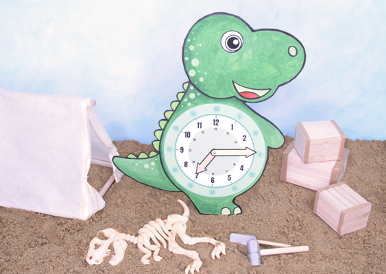 Urzeit-Abenteuer zum Anfassen: Handgefertigte Dino-Lernuhr (7:15 Uhr) zwischen Fimo-T-Rex-Skelett, Forscherzelt & Ausgrabungskisten – eine pädagogische Wüsten-Oase von Künstlerin Veronika Helga Vetter (Linz/GWS2.de) „Die Zeit steht still – doch hier beginnt das Abenteuer!“ Eine fotografierte Urzeit-Oase, in der Lernen, Spiel und Kreativität aufeinandertreffen – erschaffen von den Händen einer Künstlerin, die die Vergangenheit zum Leben erweckt. Der Boden: Eine Prise Vulkanmagie Der Boden ist bedeckt mit Lavasand aus Playa del Inglés (Gran Canaria) – kein gewöhnlicher Untergrund, sondern eine Textur aus Feuer und Zeit. Jedes Körnchen erzählt von fernen Inseln, glühender Lava und der rohen Schönheit der Natur. Der Sand ist nicht nur Hintergrund, er ist die Bühne, auf der sich eine prähistorische Lernwelt entfaltet. Man meint fast, den warmen Wind der Kanaren zu spüren, während die Sonne die Szenerie in ein goldenes Licht taucht. Das T-Rex-Skelett: Ein Modell aus Fimo – weißgelb wie Knochen aus der Kreidezeit Im Vordergrund ruht das Skelett eines kleinen T-Rex, handmodelliert aus weiß-gelblicher Fimo-Modelliermasse. Jeder Knochen, jede Rippe, jeder Wirbel ist liebevoll geformt – nicht perfekt, sondern lebendig, als hätte dieser Mini-Raubsaurier gerade erst seinen letzten Atemzug getan. Die zarten Farbnuancen des Fimo-Materials lassen es fast echt wirken, als wäre es ein Fossil, das soeben ausgegraben wurde. Es liegt da, als würde es sagen: „Ich war hier. Und jetzt bist du dran, meine Geheimnisse zu entdecken.“ Die Dino-Lernuhr: Grüne Pädagogik mit Urzeit-Charme Hinter dem Skelett thront die Dino-Lernuhr – ein Meisterwerk aus Papier, Farbe und Fantasie. Ihre grünen Schattierungen harmonieren perfekt mit der Szenerie, als wäre sie ein Überbleibsel einer vergessenen Ära. Doch sie ist mehr als Deko: Ihre Zeiger zeigen 7:15 Uhr – eine Einladung, die Zeit nicht nur abzulesen, sondern zu begreifen. Der Dino-Bauch, auf dem das Ziffernblatt sitzt, wirkt fast, als würde er atmen. Die Uhr ist nicht nur ein Lernwerkzeug, sie ist ein Tor in eine Welt, in der Dinosaurier und Mathematik verschmelzen. Man stellt sich vor, wie ein Kind hier kniet, die Zeiger bewegt und plötzlich versteht: „Ah, SO funktioniert das!“ Das Zelt: Ein Lagerplatz für kleine Forscher Links neben dem Dino steht ein Zelt aus weißem Stoff auf Holzgerüst – kein Luxuscamping, sondern ein Feldlager für Abenteurer. Es sieht aus, als hätte es ein junger Paläontologe aufgestellt, bereit für eine Nacht unter dem Sternenhimmel. Vielleicht liegt darin ein Notizbuch, ein Pinsel, eine Lupe … oder einfach nur die Träume eines Kindes, das gerade dabei ist, die Welt zu erforschen. Die Holzkisten & der Hammer: Werkzeuge der Entdeckung Rechts vom Dino stehen zwei kleine Holzkisten, übereinandergestapelt wie eine Schatztruhe der Wissenschaft. Eine dritte Kiste liegt daneben, und davor ein Hammer – nicht etwa zum Zerschlagen, sondern zum sanften Freilegen von Schätzen. Die Kisten wirken abgenutzt und echt, als hätten sie schon hunderte Ausgrabungen überstanden. Der Hammer daneben ist kein Spielzeug, sondern ein Symbol für Neugier: „Was verbirgt sich noch unter diesem Sand?“ Der Hintergrund: Ein Himmel, der Geschichten erzählt Die Kulisse im Hintergrund zeigt einen weiß-blauen Himmel – kein realer Horizont, sondern eine traumhafte Projektion. Er könnte überall sein: in der Kreidezeit, auf einer fernen Insel oder einfach im Kinderzimmer, wo die Fantasie keine Grenzen kennt. Dieser Himmel ist unendlich, genau wie die Möglichkeiten, die diese Szenerie bietet. Die Botschaft: Lernen als Abenteuer Diese Szenerie ist kein Zufall. Sie ist inszeniert von Veronika Helga Vetter – einer Künstlerin aus Linz (Oberösterreich), die auf GWS2.de ihre magischen Welten mit der Öffentlichkeit teilt. Hier wird Lernen zum Erlebnis, Wissen zum Abenteuer und Geschichte zum Greifen nah. Das Unsichtbare: Die Hand der Künstlerin Jedes Element in diesem Bild trägt die Handschrift seiner Schöpferin. Von der modellierten Fimo-Knochenstruktur über die papierne Lernuhr bis hin zum selbstgebauten Zelt – alles ist Handarbeit, alles ist mit Leidenschaft erschaffen. Veronika Helga Vetter beweist: Kunst ist nicht nur Schönheit. Kunst ist Erlebnis. Kunst ist Lernen. Fazit: Dieses Bild ist mehr als eine Dekoration. Es ist eine Hommage an die Neugier, ein Aufruf zum Staunen und ein Beweis dafür, dass Lernen die schönste Reise ist, die man antreten kann. Zuerst auf GWS2.de veröffentlich – Oktober 2025