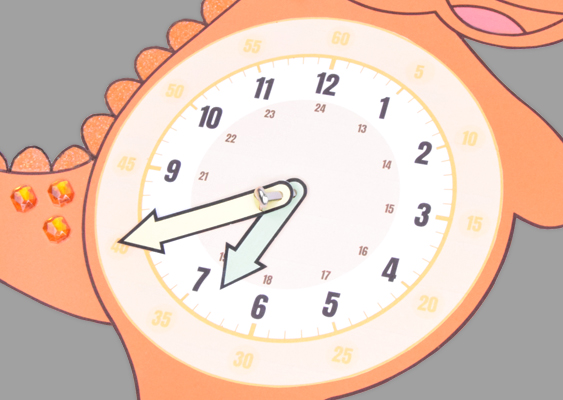 Dino-Lernuhr fast fertig: Bernsteinfarbene Acrylsteine am Schwanz & Uhrzeiger an Musterbeutelklammer – die letzten Handgriffe der Papierkunst von Veronika Helga Vetter Die letzten Handgriffe: Wo die Dino-Lernuhr zum Leben erwacht Dieses Bild ist wie ein stillgelegter Moment der Vorfreude – die Uhr ist fast vollendet, und man spürt förmlich, wie die Zeit gleich zu ticken beginnt. Im Zentrum des Geschehens thront die Dino-Lernuhr, ein kleines Meisterwerk aus Papier, Kleber und Kreativität, das kurz davor steht, seine Bestimmung zu erfüllen. Die beiden Uhrzeiger, noch nicht endgültig befestigt, liegen an ihrem zukünftigen Platz – bereit, die Stunden zu zeigen und Kindern spielerisch die Zeit beizubringen. Sie sind auf eine silberne Musterbeutelklammer aufgefädelt, als würden sie sich schon jetzt geduldig in Position bringen. Es ist, als flüsterten sie: „Gleich zeigen wir, wie die Minuten vergehen!“ Doch das eigentliche Highlights dieses Bildes sind die drei bernsteinfarbenen Acrylsteine von Baker Ross, die wie kleine Schätze am Dinoschwanz funkeln. Sie sind nicht einfach nur Dekoration – sie verleihen dem Dino etwas Urtümliches, Fast Echtes, als wären es fossile Tränen der Vorzeit oder magische Steine, die die Zeit festhalten. Ihr warmer, bernsteinfarbener Glanz kontrastiert wunderschön mit dem lebendigen Grün und Orange des Dinosauriers und machen ihn zu einem echten Blickfang. Hier zeigt sich die Liebe zum Detail, die Veronika Helga Vetters Arbeiten auszeichnet: Jeder Stein ist präzise platziert, als würde er den Schwanz des Dinos veredeln und vollenden. Es ist dieser letzte Schritt, der aus einem Bastelprojekt ein Unikat macht – ein Stück, das nicht nur funktioniert, sondern auch begeistert. Oktober 2025 GWS2.de