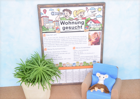 Wohnung gesucht Vorlage PDF: Ausfüllbarer Vordruck mit kolorierten Grafiken, Abrisszetteln und Foto-Platzhalter – direkt im Browser ausfüllen und ausdrucken Das Foto zeigt eine liebevoll inszenierte Szene rund um das Thema Wohnungssuche – ruhig, aufgeräumt und bewusst wohnlich gestaltet. Im Mittelpunkt steht ein gerahmter Ausdruck mit der Überschrift „Wohnung gesucht“. Die Vorlage ist farbenfroh gestaltet, mit freundlichen Illustrationen im oberen Bereich: Häuser, kleine Stadtszenen und zwei Figuren, die symbolisch für die Suche stehen. Die grafische Gestaltung wirkt bewusst zugänglich und sympathisch – nicht kühl oder bürokratisch, sondern einladend und menschlich. Die Inhalte der Vorlage sind klar strukturiert: Bereiche wie „Das bin ich“, „Meine Wunschwohnung“ und weitere persönliche Angaben sind bereits vorformatiert. Die Grafiken und Farbakzente sind fertig ausgearbeitet und koloriert, sodass kein gestalterischer Aufwand mehr notwendig ist. Genau darin liegt die Stärke dieses Vordrucks: Er nimmt Nutzern die komplette Layout-Arbeit ab und bietet gleichzeitig eine optisch ansprechende Präsentationsfläche. Im Vordergrund steht eine kleine, grüne Zimmerpflanze, die dem Bild Frische und Leben verleiht. Rechts daneben befindet sich ein kleiner Sessel mit einer Stofffigur – einer Maus. Dabei handelt es sich um „Gustl von Mausbach“, das Maskottchen von gws2.de, das der Szene eine charmante, leicht verspielte Note gibt. Diese Kombination aus klarer Struktur und liebevollen Details spricht gezielt eine Zielgruppe an, die Wert auf Ordnung, Ästhetik und Persönlichkeit legt – insbesondere Frauen zwischen 38 und 55 Jahren, die sich seriös, aber gleichzeitig nahbar präsentieren möchten. Die eigentliche Funktion der Vorlage bleibt dabei stets im Fokus: Es handelt sich um ein durchdachtes Werkzeug, um im angespannten Wohnungsmarkt auf sich aufmerksam zu machen. Der Vordruck kann direkt im Browser ausgefüllt werden – sauber, maschinell und ohne technisches Vorwissen. Alle relevanten Daten lassen sich unmittelbar eintragen, anschließend kann das Dokument sofort ausgedruckt werden. Das sorgt für eine klare, gut lesbare Darstellung, die gegenüber handschriftlichen Zetteln deutlich professioneller wirkt. Ein weiterer praktischer Bestandteil sind die bereits integrierten Abrisszettel am unteren Rand. Auch diese sind vollständig vorbereitet und werden automatisch mit den eingegebenen Kontaktdaten befüllt. Interessenten können die Informationen einfach abreißen und mitnehmen – ein klassisches, aber nach wie vor effektives Mittel zur Kontaktaufnahme. Zusätzlich bietet die Vorlage einen vorgesehenen Platz für ein persönliches Foto, das nach dem Druck aufgeklebt werden kann. Dadurch entsteht eine individuelle Note, die Vertrauen schafft und die eigene Bewerbung greifbarer macht – ein nicht zu unterschätzender Vorteil in einem Markt, in dem Sympathie oft den Ausschlag gibt. Gestaltet wurde diese Vorlage von Veronika Helga Vetter, einer seit 2011 aktiven Papier- und Webkünstlerin, die aktuell in Linz, Oberösterreich, arbeitet. Ihre Handschrift zeigt sich in der Kombination aus funktionaler Klarheit und freundlicher Gestaltung – ein pragmatischer Ansatz mit einem Gespür für Details. GWS2.de (April 2026)