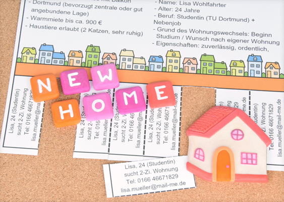 Wohnungsgesuch Vorlage mit Abrisszetteln: Ausfüllbares PDF mit kolorierten Grafiken und handgefertigter Fimo-Deko für eine persönliche und professionelle Wohnungssuche - Veronika Helga Vetter Das Foto zeigt eine detailreiche Nahaufnahme eines ausgedruckten Wohnungsgesuchs, bei dem der Fokus bewusst auf den unteren Bereich der Vorlage gelegt wurde. Sichtbar ist die sauber gestaltete Trennlinie mit einer farbenfrohen Häuserreihe, die den Übergang zwischen dem eigentlichen Gesuch und den darunterliegenden Abrisszetteln markiert. Die grafischen Elemente sind bereits vollständig vorkoloriert und fügen sich harmonisch in das Gesamtbild ein – freundlich, übersichtlich und klar strukturiert. Direkt darunter befinden sich die vorbereiteten Abrisszettel, die gleichmäßig angeordnet sind und die wichtigsten Kontaktdaten enthalten. Einige dieser Zettel wurden bereits abgerissen, was die praktische Anwendung der Vorlage im realen Einsatz zeigt. Die verbleibenden Streifen sind sauber geschnitten und gut lesbar – ein Hinweis darauf, dass die Daten zuvor digital und maschinell eingetragen wurden. Dadurch entsteht ein professioneller Eindruck, der sich deutlich von handschriftlichen Lösungen abhebt. Im Vordergrund der Szene liegt eine dekorative Anordnung aus bunten Buchstabenwürfeln, die den Schriftzug „NEW HOME“ bilden. Die Buchstaben sind aus Fimo-Modelliermasse gefertigt und wirken bewusst verspielt und handgemacht. Ergänzt wird diese Szenerie durch ein kleines, ebenfalls aus Fimo gestaltetes Häuschen mit roten Dach und pastellfarbenen Details. Diese Elemente verleihen dem Bild eine warme, fast schon emotionale Komponente und symbolisieren das Ziel der Wohnungssuche: ein neues Zuhause. Die Kombination aus funktionalem Dokument und liebevoller Dekoration schafft eine ausgewogene Darstellung zwischen Zweckmäßigkeit und persönlichem Anspruch. Während die Vorlage selbst durch ihre klare Struktur, die vorformatierten Inhalte und die direkt ausfüllbaren Felder überzeugt, sorgen die handgefertigten Elemente für eine menschliche, greifbare Ebene. Sie unterstreichen, dass es bei der Wohnungssuche nicht nur um Daten und Fakten geht, sondern auch um Identität, Stil und das Bedürfnis nach einem eigenen, passenden Lebensraum. Alle dekorativen Elemente – sowohl die Buchstaben als auch das kleine Haus – wurden aus Fimo-Modelliermasse gefertigt und stammen aus der kreativen Arbeit von Veronika Helga Vetter. Ihre Handschrift zeigt sich in der Verbindung von praktischer Funktionalität und einer liebevollen, detailreichen Gestaltung, die dem gesamten Motiv eine individuelle Note verleiht. Insgesamt vermittelt das Bild eine klare Botschaft: Die vorgestellte Wohnungsgesuch-Vorlage ist nicht nur ein technisches Hilfsmittel, sondern Teil eines durchdachten Konzepts, das Sichtbarkeit, Professionalität und Persönlichkeit miteinander verbindet – unterstützt durch eine Gestaltung, die sowohl funktional als auch emotional anspricht. GWS2.de April 2026