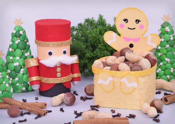 Winterliche Dekoszene mit Lebkuchenfrau, Nussknacker und Fimo-Weihnachtsbäumen – detailreiche Papierkunst von Veronika Helga Vetter, Webkünstlerin seit 2012 In der dargestellten Szene herrscht eine stille, fast märchenhafte Winteratmosphäre. Der Hintergrund schimmert in kühlen Weiß- und Grautönen – ein frostiger Hauch, der an Schnee erinnert und den Zauber der Vorweihnachtszeit einfängt. Im Zentrum wächst ein dichter Busch aus zarten Tannennadeln, flankiert von zwei detailreich modellierten Fimo-Weihnachtsbäumen. Sie tragen ihr festliches Kleid aus hellen und dunklen Grüntönen, geschmückt mit weißen und goldenen Kugeln, die wie gefrorene Lichtpunkte zwischen den Zweigen glänzen. Ganz oben krönt ein goldener Stern das Ensemble und gibt dem Bild eine ruhige Symmetrie. Am Boden entfaltet sich ein duftender Teppich aus weihnachtlichen Zutaten – verstreute Nelken, Haselnüsse und Zimtstangen erinnern an vertraute Düfte und an die Wärme von Geborgenheit. Auf der rechten Seite steht die Lebkuchenfrau mit ihrem geflochtenen Korb. Ihr Körper leuchtet in sanften Vanille- und Goldtönen, die Wangen schimmern rosig, der Kragen wirkt wie aus Zuckerguss gemalt. Augen und Knöpfe sind in tiefem Schwarz gehalten, wodurch ihr Gesicht eine fast lebendige Freundlichkeit ausstrahlt. Ihr Korb ist randvoll mit winterlichen Schätzen – Erdnüsse, Haselnüsse und Mandeln füllen ihn bis zum oberen Rand und verleihen der Szene Fülle und Lebendigkeit. Links daneben wacht ein Nussknacker, der in seiner handwerklichen Machart ein kleines Kunstwerk für sich ist. Sein Körper besteht aus einer einfachen Toilettenpapierrolle, doch er wurde meisterhaft verwandelt: umhüllt von hautfarbenem und schwarzem Tonpapier, geschmückt mit Wackelaugen und einem weichen Wattebart. Um den Körper und die röhrenförmigen Arme legt sich roter Filz, sorgfältig verarbeitet, festlich und warm. Goldene Linien zeichnen seine Konturen nach – an Schultern, Gürtel, Knöpfen und Hut. Der goldene Besatz lässt ihn beinahe echt wirken, als wäre er einem alten Märchen entsprungen. Dieses Bild stammt von Veronika Helga Vetter, einer österreichischen Papier- und Webkünstlerin, die seit 2012 filigrane Bastel- und Dekorationsszenen erschafft. Ihre Komposition zeigt, wie aus einfachen Materialien eine ganze Wintergeschichte entstehen kann – voller Licht, Farbe und handwerklicher Seele. GWS2.de November 2025