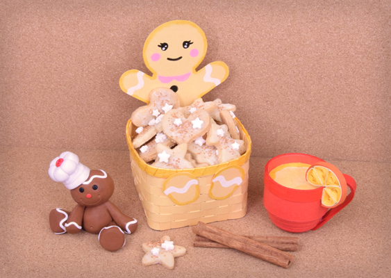 Lebkuchenfrau mit Korb voller Butterplätzchen, Fimo-Lebkuchenmann und Quilling-Teetasse – weihnachtliche Papierkunst von Veronika Helga Vetter, Webkünstlerin seit 2012 Vor einem sanft strukturierten Hintergrund aus hellbrauner Korkplatte entfaltet sich eine warme, beinahe märchenhafte Adventsszene. Im Zentrum steht die Lebkuchenfrau, deren Körper in zarten Vanille- und Goldtönen schimmert. Ihre Wangen leuchten rosig, der Kragen trägt den gleichen zarten Farbton, während Augen und Knöpfe in tiefem Schwarz kontrastieren. An Händen und Füßen laufen feine weiße Bögen entlang, die wie Zuckergusslinien wirken und dem Papiermotiv eine täuschend echte Glasuranmutung verleihen – tatsächlich wurde alles mit glänzenden Acrylstiften koloriert. Die Figur strahlt eine ruhige Festlichkeit aus, als wäre sie einem klassischen Weihnachtsmärchen entsprungen. In ihrem geflochtenen Korb liegen diesmal keine Nüsse, sondern kleine, selbstgebackene Butterplätzchen in Herz- und Sternform. Ihre Oberflächen glänzen, bestreut mit winzigen weißen Sternen und goldenen Zuckerkügelchen, die das Licht sanft reflektieren. Der Korb wirkt prall gefüllt – eine Hommage an die Fülle und das Teilen in der Weihnachtszeit. Links neben der Lebkuchenfrau sitzt ein kleiner Fimo-Lebkuchenmann, dreidimensional modelliert, mit dunklem Teigbraun und einer charmanten roten Nase. Zwei schwarze Knopfaugen verleihen ihm Ausdruck, während die weiße Kochmütze mit rotem Verschlussknopf ihn als kleinen Zuckerbäcker ausweist. Sein plastisches Erscheinungsbild ergänzt die flache Papierfigur perfekt und schafft eine lebendige Mischung aus Dimension und Materialität. Rechts daneben steht eine leuchtend rote Teetasse – komplett aus feinen Papierstreifen gefertigt, in sorgfältiger Quillingtechnik. Die filigranen Windungen des Papiers bilden Wand, Henkel und Rand der Tasse. Am Henkel hängt eine kleine Zitrone, ebenfalls aus Papier gewickelt, und im Inneren schimmert gelb-oranges Papier wie duftender Tee. Diese Miniaturarbeit ist präzise, detailreich und von hoher handwerklicher Qualität – ein ruhiger Gegenpol zur Lebkuchenfigur in der Mitte. Im Vordergrund liegen zwei Zimtstangen und ein weiterer Butterplätzchenstern – kleine, aber wirkungsvolle Requisiten, die den Duft von Weihnachten beinahe sichtbar machen. Das gesamte Arrangement zeigt eine harmonische Balance zwischen Farbe, Form und Material. Es ist eine Szene voller Sorgfalt, Wärme und stiller Freude – komponiert, fotografiert und liebevoll umgesetzt von Veronika Helga Vetter, österreichische Papier- und Webkünstlerin seit 2012, deren Arbeiten immer wieder den feinen Übergang zwischen Bastelkunst und visueller Poesie aufzeigen. GWS2.de