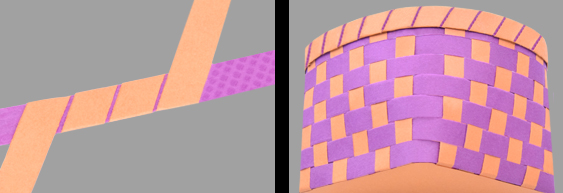 Herstellung einer Papierbordüre aus orange und vSplitscreen: Herstellung und fertige Bordüre des Lebkuchenkorbes – Papierkunst von Veronika Helga Vetter Anleitung Papierkorb flechten: Auf der linken Bildhälfte ist die Herstellung der Bordüre im Detail zu sehen. Zwei unterschiedlich farbige Tonpapierstreifen – einer in Orange, der andere in kräftigem Violett – sind diagonal miteinander verschlungen. Der violette Streifen verläuft dabei in einem etwa 45-Grad-Winkel über den orangefarbenen Grundstreifen, wodurch ein gleichmäßiges, diagonal gestreiftes Muster entsteht. Die sauberen Kanten und der präzise Winkel verdeutlichen, wie die Bordüre ihre charakteristische Optik erhält. Auf der rechten Seite wird das fertige Ergebnis gezeigt: Die geflochtene Korbwand aus orange-violetten Papierstreifen schließt am oberen Rand mit der zuvor gefertigten Bordüre ab. Diese umrahmt das Körbchen wie ein feiner Zierstreifen und betont die gleichmäßige Flechtstruktur. Das Zusammenspiel der beiden Farben verleiht dem Werk ein lebendiges, harmonisches Erscheinungsbild und rundet den gesamten Aufbau optisch ab. Fotos und Umsetzung: Veronika Helga Vetter – Papier- und Webkünstlerin seit 2012.